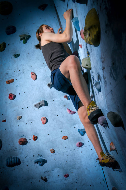 Adolescente ragazzo formazione su arrampicata parete
 - Foto, immagini
