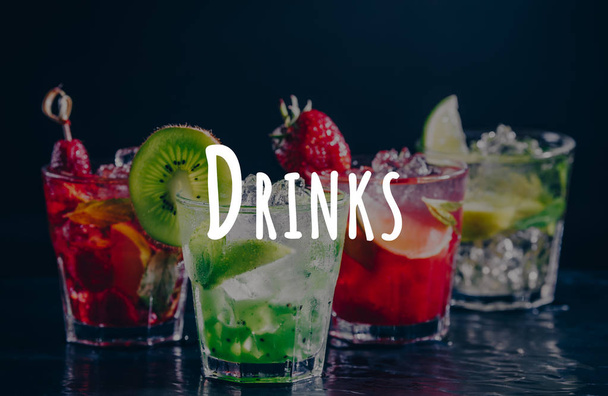 Quatre délicieux cocktails alcoolisés colorés dans une rangée sur le stand du bar. Libellé boissons
 - Photo, image
