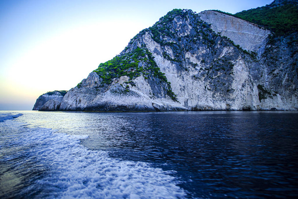 Rocky cliff in Greece, natural background. - Foto, afbeelding