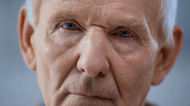 Nahaufnahme einer traurigen Seniorin mit grauen Haaren, die in die Kamera blickt  - Filmmaterial, Video