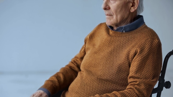 foyer sélectif de l'homme âgé handicapé avec les cheveux gris assis en fauteuil roulant
  - Séquence, vidéo