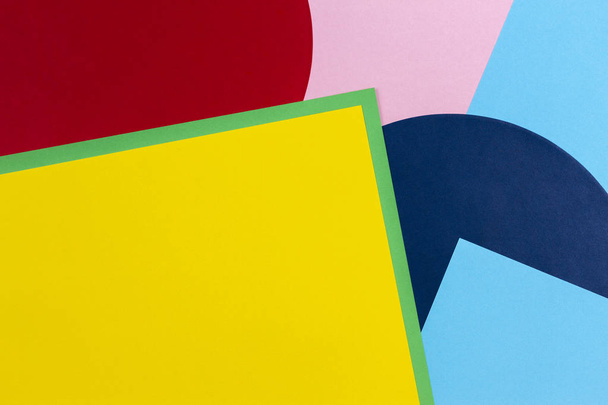 Φόντο των χαρτιών της μόδας στο στυλ της γεωμετρίας του Μέμφις. Κίτρινο, μπλε, πράσινο, κόκκινο και παστέλ ροζ χρώματα. Κορυφαία θέα, επίπεδη - Φωτογραφία, εικόνα