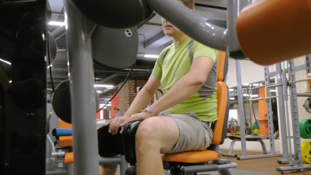 The man in the gym. Fitness. Healthy lifestyle - Záběry, video