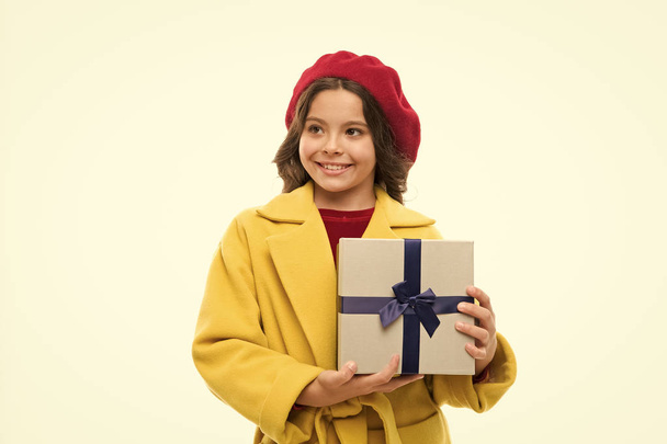Happy birthday gift. Little girl with present box. small girl after shopping. big sale in shopping mall. Boxing day. Easy and fast. Perfect day. Incredible time while shopping. After shopping. Beret - Foto, Bild