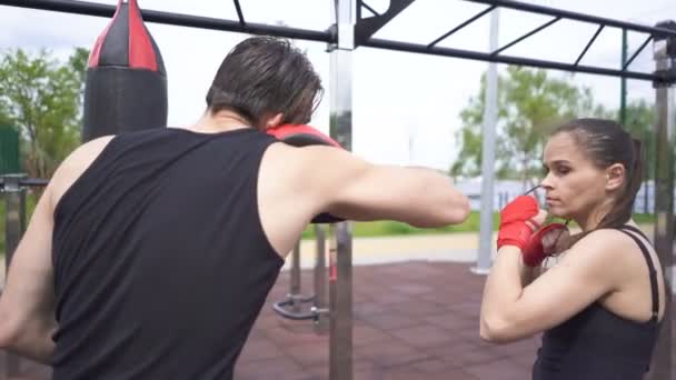 4. εκπαίδευση πυγμαχία διαδικασία της γυναίκας στο πάρκο της πόλης εξωτερική Αθλητισμός αυτοάμυνα. Σταθερή βολή - Πλάνα, βίντεο