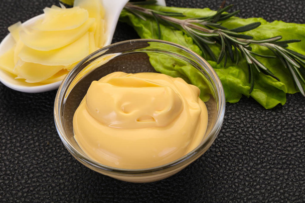 Сырный соус в миске
 - Фото, изображение