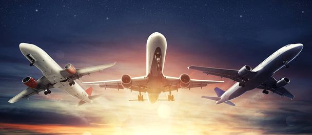 Férias de verão e conceito de viagem com aeronaves no céu
 - Foto, Imagem