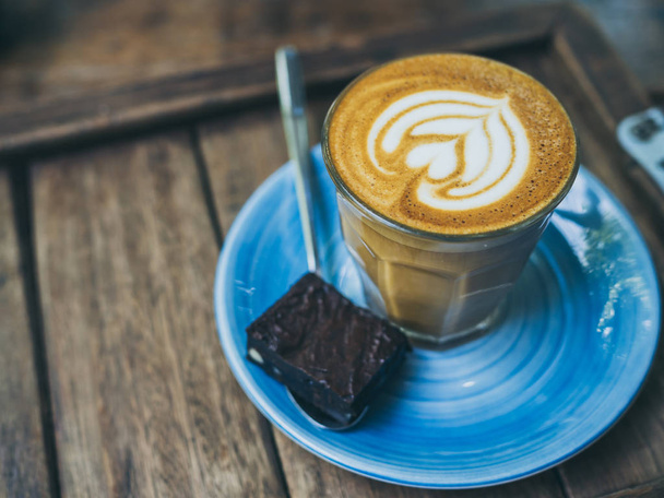 Piccolo Latte garniture de café avec de l'art floral du lait en petit
  - Photo, image