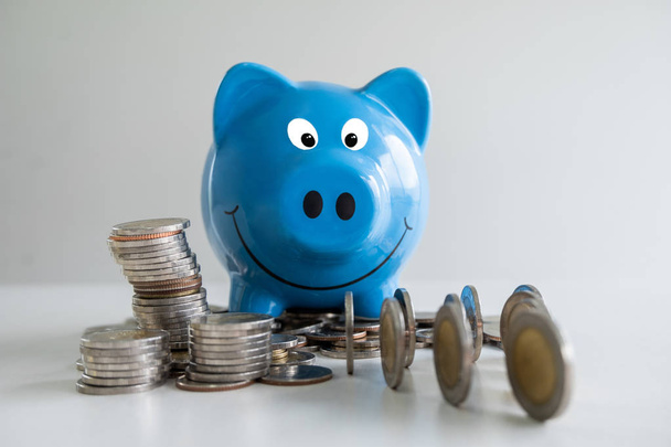 Blue Piggy Bank com pilha de moedas, intensificar o crescimento do negócio para o sucesso e economia para o conceito de aposentadoria
. - Foto, Imagem