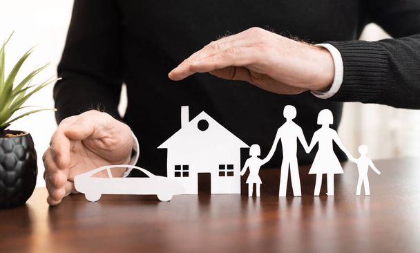 Концепция страхования семьи, дома и автомобиля
 - Фото, изображение
