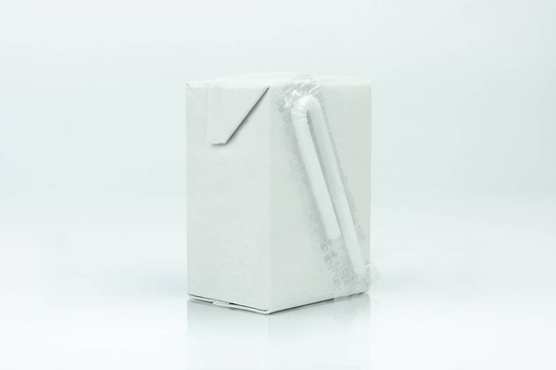 Μόδι λευκό μίνι πακέτο ποτών με άχυρο απομονωθεί σε λευκό φόντο. - Φωτογραφία, εικόνα