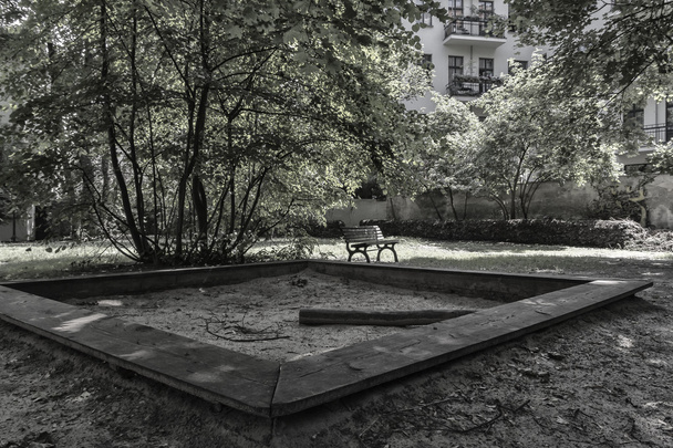 Детская площадка на заднем дворе Берлина
 - Фото, изображение