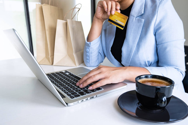 бізнес жінки офіс лідер гроші піднімаються покупки в Інтернеті
 - Фото, зображення