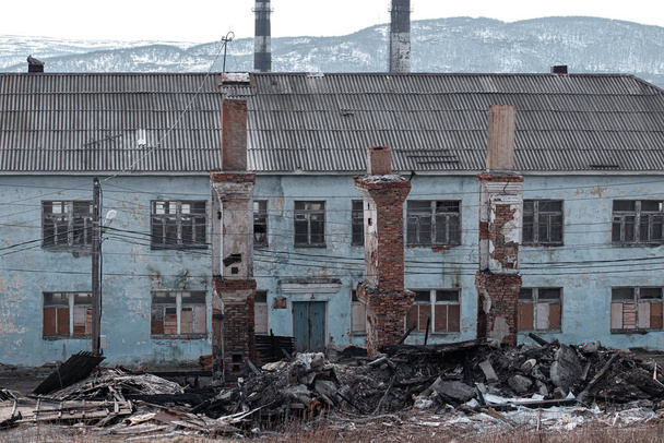 Régi megsemmisült elhagyott tégla ház a tört ki ablakok - Fotó, kép