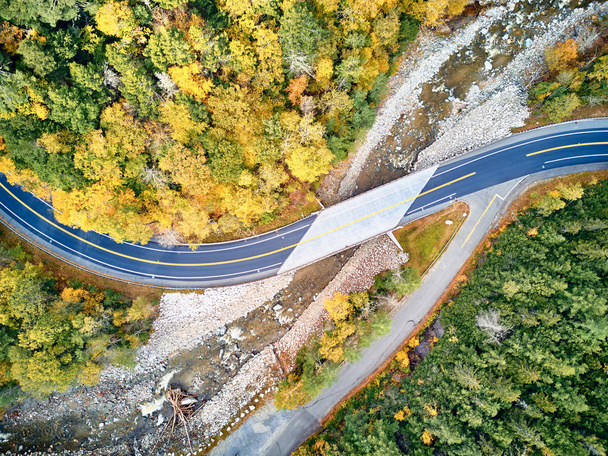 Malownicza kręta autostrada jesienią - Zdjęcie, obraz