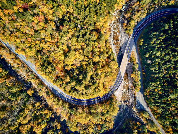 Scenic kronkelende snelweg in de herfst - Foto, afbeelding