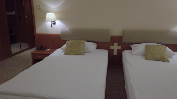 Quarto de cama twin do hotel Comfort
 - Filmagem, Vídeo