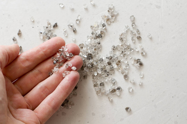 Nyers természetes gyémánt, grafit kvarc van a kezében. A szórás - Fotó, kép