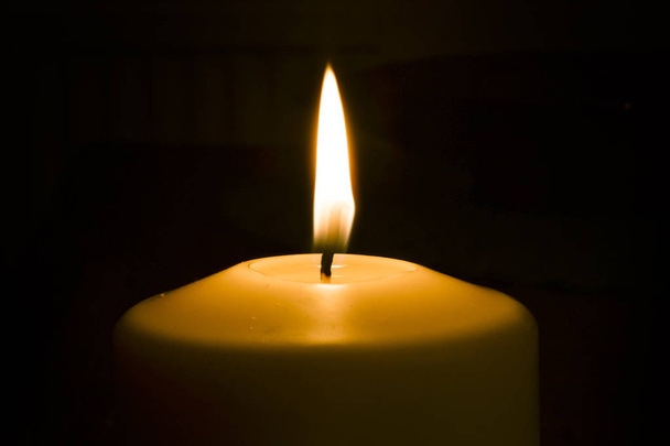 Φλόγα κεριών στο σκοτεινό φόντο και χώρο για Tex - Φωτογραφία, εικόνα
