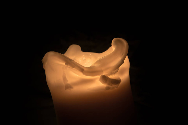 Καύση κερί σε μαύρο φόντο-φλόγα φωτογραφία - Φωτογραφία, εικόνα