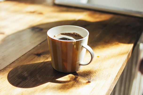 die Tasse natürlichen frischen schwarzen Kaffee in der Küche, morgens, hart  - Foto, Bild