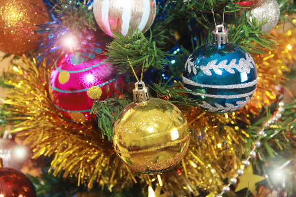 palline di giocattoli sull'albero di Natale per la festa di Capodanno
 - Foto, immagini