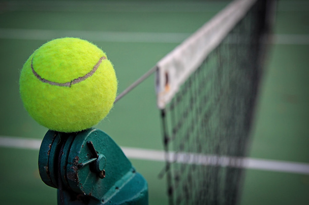 Tenisový míček na tenisovém kurtu - Fotografie, Obrázek