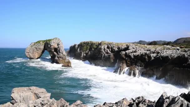 Hullámok törés és fröccsenő a sziklák Asturias - Felvétel, videó
