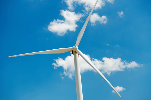 Generatore eolico elettrico su sfondo cielo nuvoloso luminoso - concetto di energia eolica e tecnologia
 - Foto, immagini