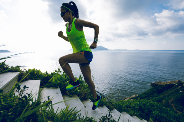 Céltudatos nő fut fel a tengerparti hegy lépcsők - Fotó, kép