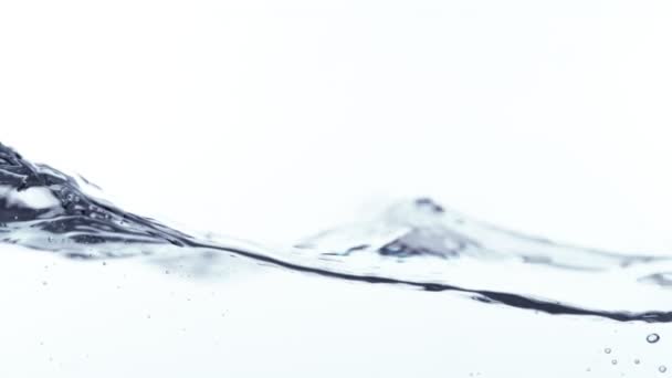 Super powolny ruch rozpryskującej się wody odizolowanej na białym tle. Nagrywane na szybkim aparacie kinowym, 1000 fps. - Materiał filmowy, wideo