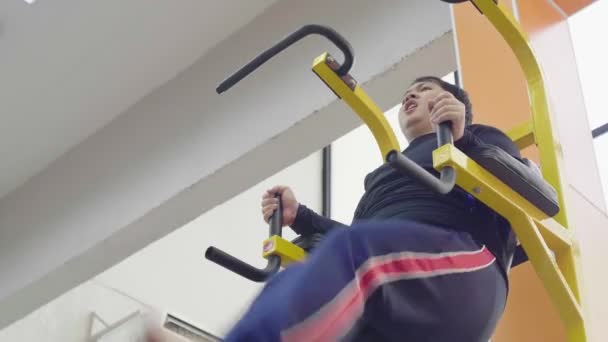 Азіатський товстий людина намагається здійснювати в тренажерному залі, здоровий спосіб життя, втрата ваги бажання - Кадри, відео