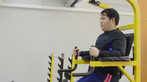 Asijský tlustý muž, který se pokouší cvičit ve fitness tělocvičně, zdravý životní styl, touha po ztrátě váhy - Záběry, video