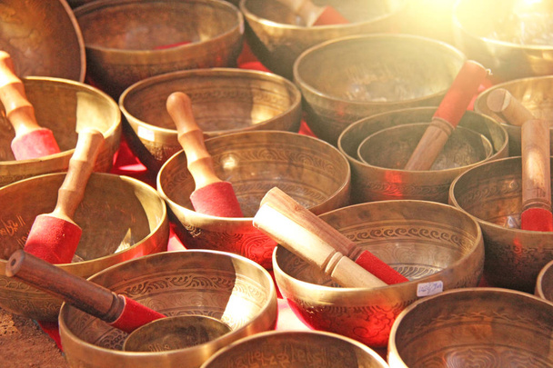 Zpívající misky z bronzu. Zlatá pěvecké misky se prodávají na MA - Fotografie, Obrázek
