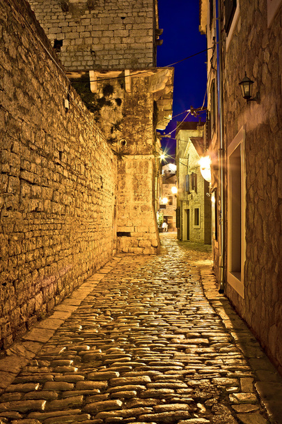 Calle de piedra estrecha en Vodice
 - Foto, Imagen