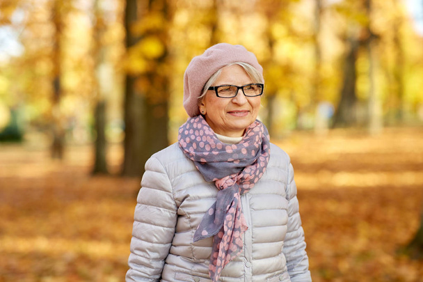 portrait of happy senior woman at autumn park - Фото, зображення