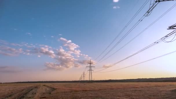 Hoogspannings Stroomlijn bij zonsondergang. Time lapse - Video