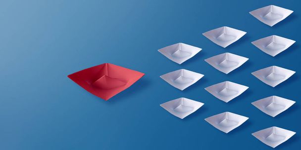 Leadership Concept, Red Origami Paper Boat Leading Group of Whit - Valokuva, kuva