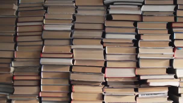 Des piles de volumes de livres dans la salle. Bibliothèque de vers de bibliothèque intérieur
 - Séquence, vidéo