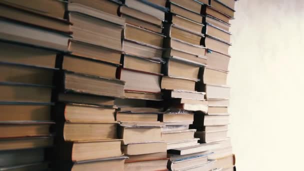 stapelweise Bücher im Raum. Bücherwurm-Bibliothek - Filmmaterial, Video