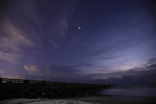 Blick auf den Nachthimmel mit leuchtenden Sternen  - Foto, Bild