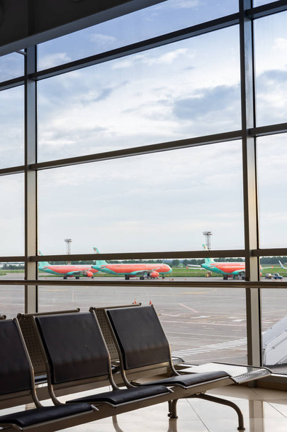 Waiting hall and runway with airplanes - 写真・画像