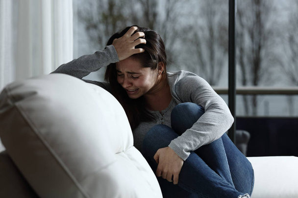 Sad woman complaining and crying at home - Foto, Imagem