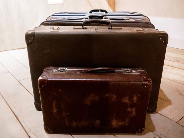 Вид на некоторые ретро-чемоданы
 - Фото, изображение