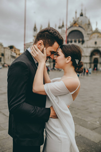 Wedding couple in the heard of Venice (Venezia), Italy - Photo, Image
