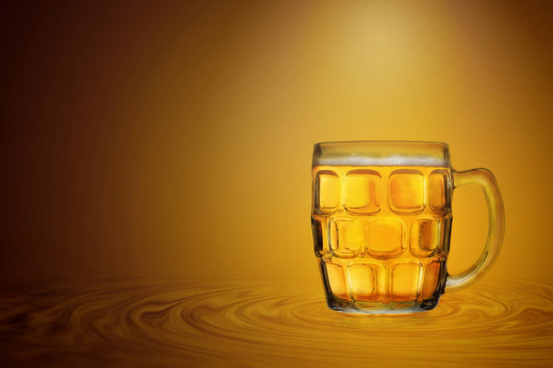 Glas koud bier over gouden kleur achtergrond - Foto, afbeelding