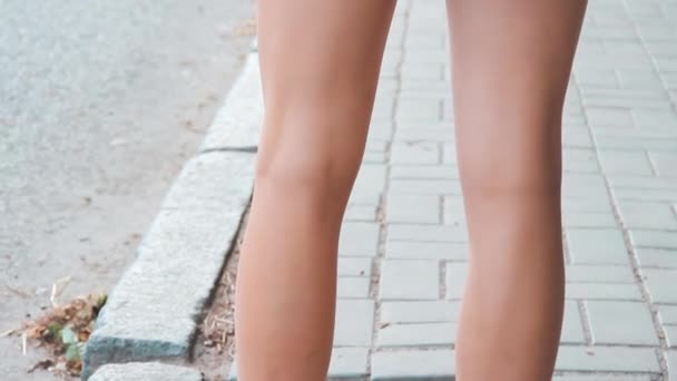 Vrouwelijke benen in zomerslippers. Rubber sandalen op de benen van een jong meisje. - Video