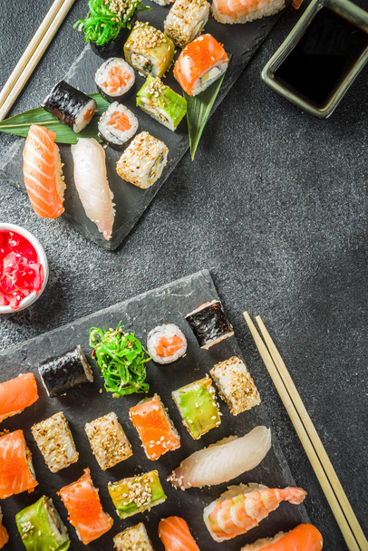  Erilaisia sushi sekoitettu joukko
 - Valokuva, kuva