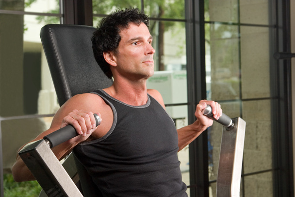 Homem exercitando músculos do braço 6
 - Foto, Imagem