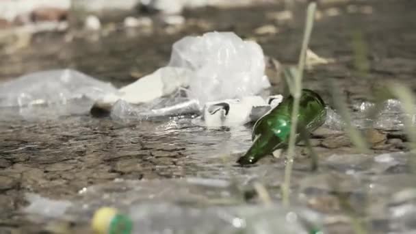 Σκουπίδια που επιπλέουν στην επιφάνεια του νερού - Πλάνα, βίντεο